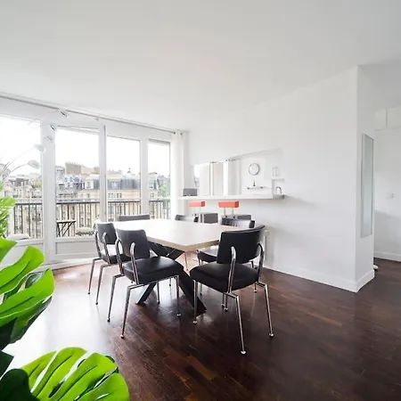 Eiffel Apartment
